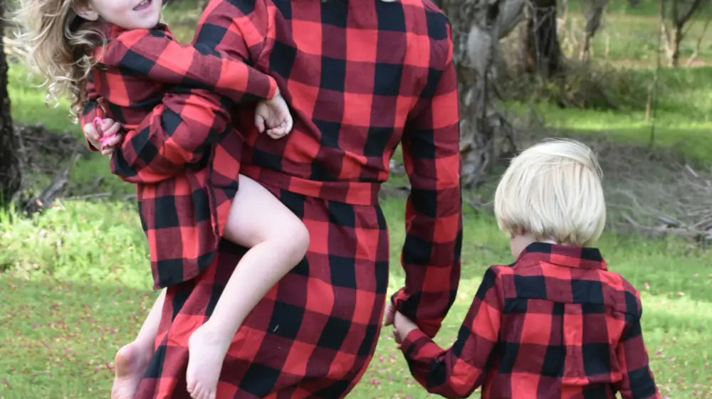 Matching Family Outfits: How Can Parents Coordinate Their Looks?