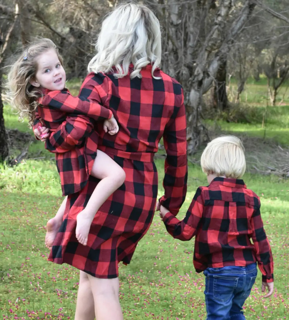 Matching Family Outfits: How Can Parents Coordinate Their Looks?